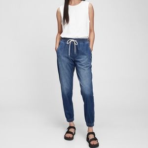 NWT!  GAP High Rise Denim Joggers.  Size Medium Petite